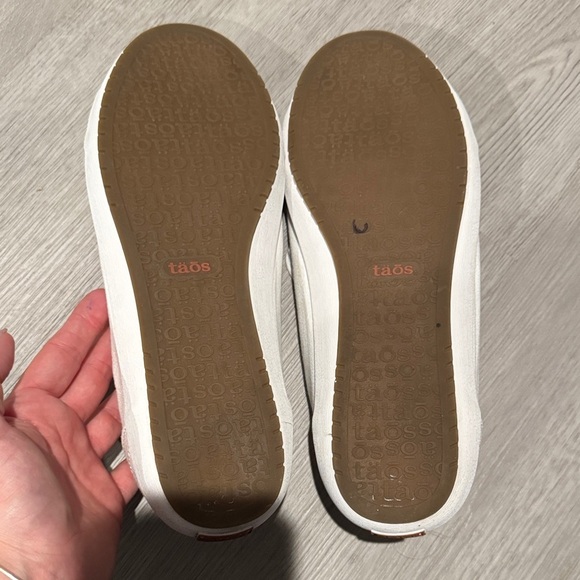 Taos Footwear Off-White Canvas Lace-Ups - Picture 5 of 6